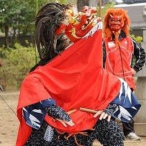 「踊り」をきわめた獅子舞！〜 半纏姿で諏訪神社例大祭に参加して、指定文化財大八木獅子舞のグルーヴを体感しよう！